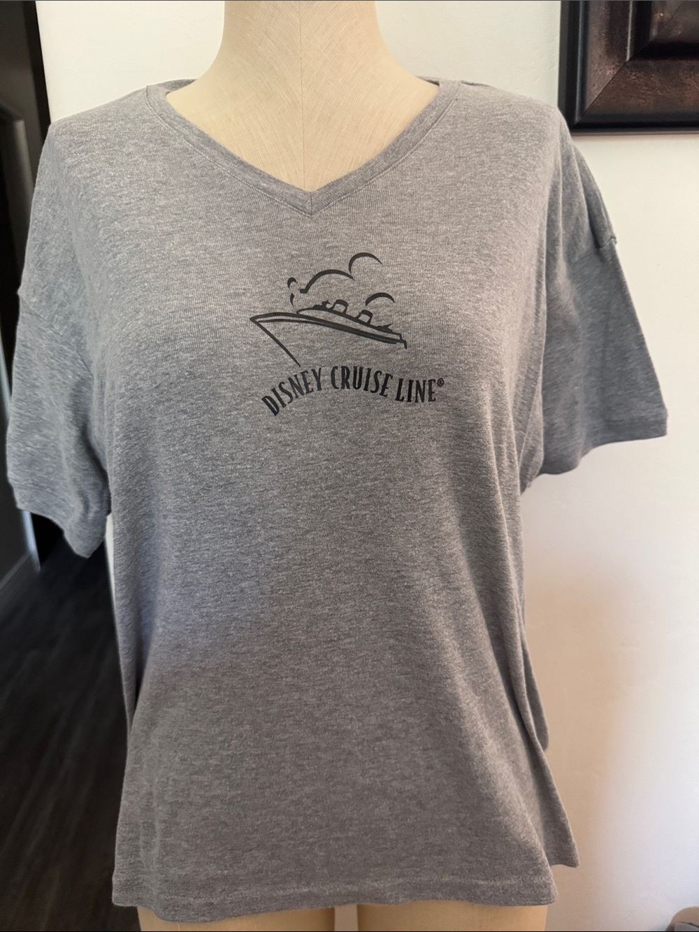 Vintage Disney Cruise Line Gray V-Neck Tee size XL
